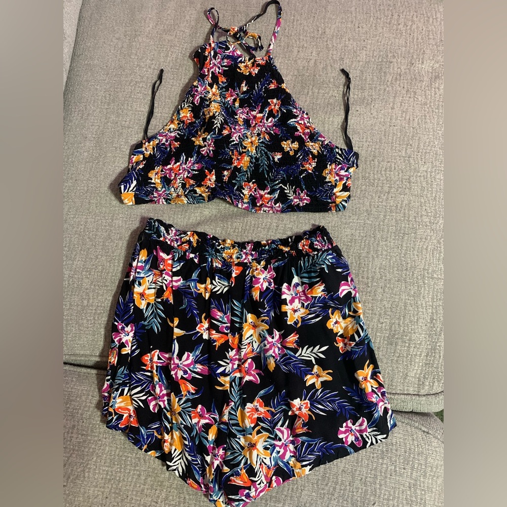 GARAGE FLORAL 2 PIECE CROP TOP AND SHORTS